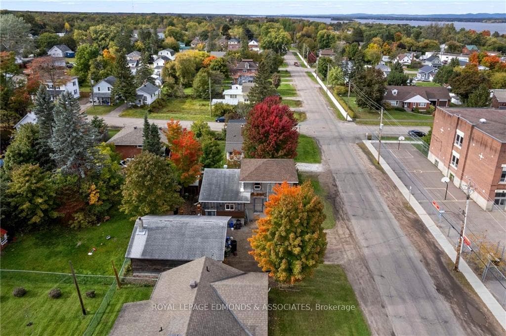 668 MARY Street photo 27