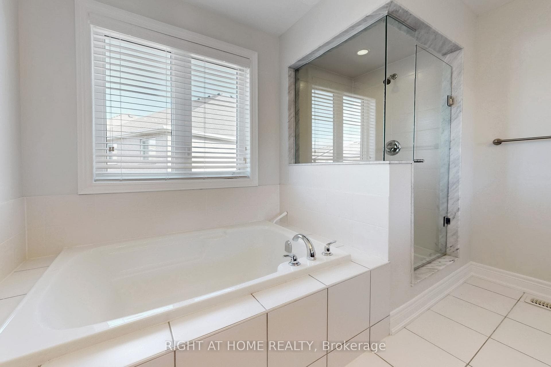 11 Robert Wilson Crescent photo 27