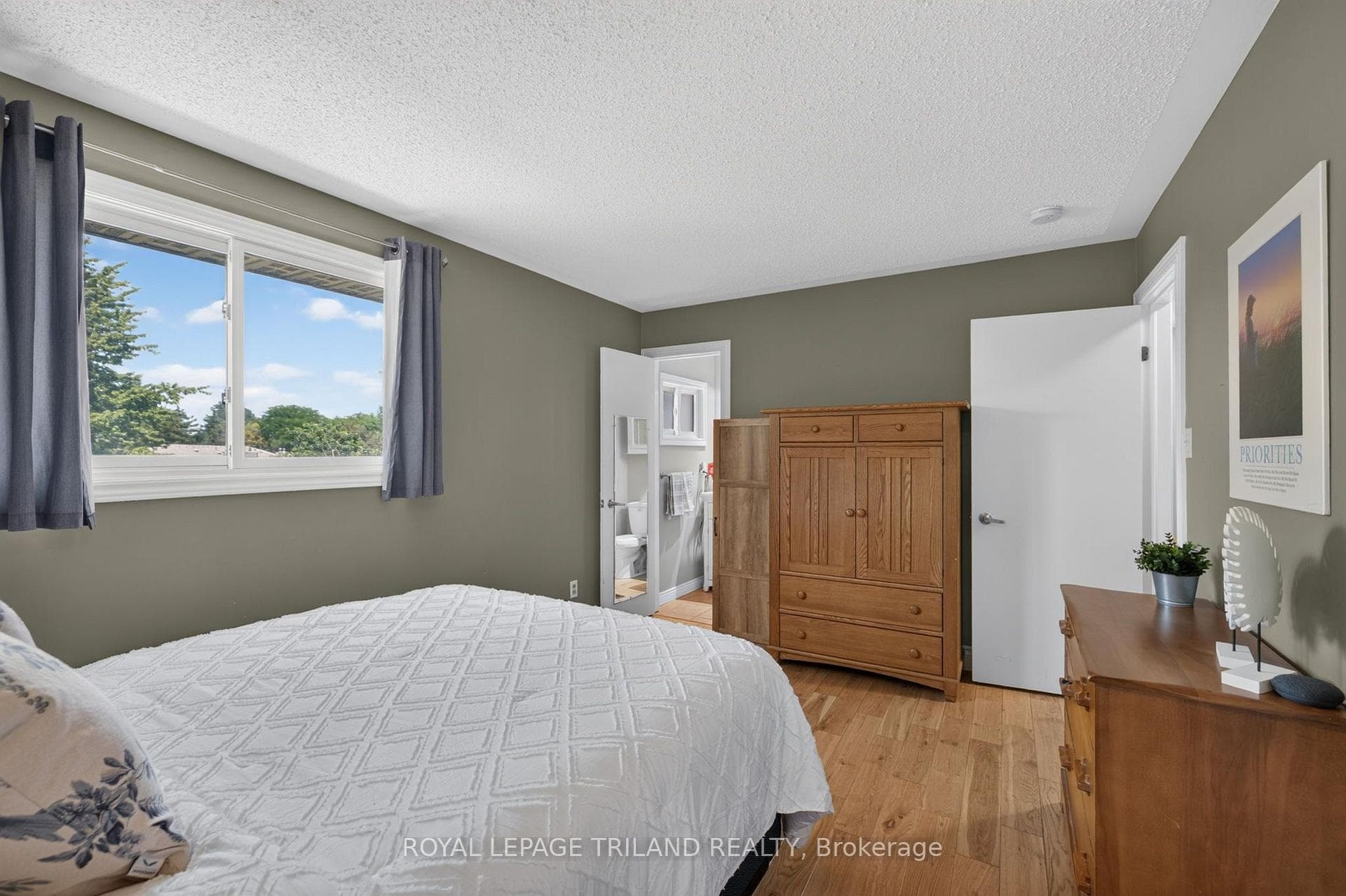 1077 MAHOGANY Crescent photo 22