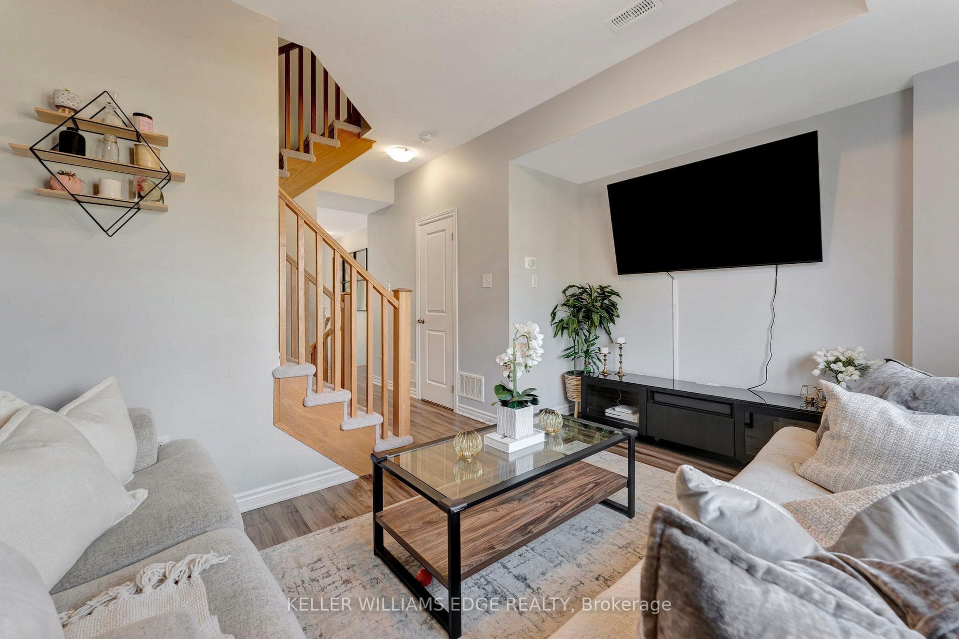 383 Dundas Street Unit 3 photo 8