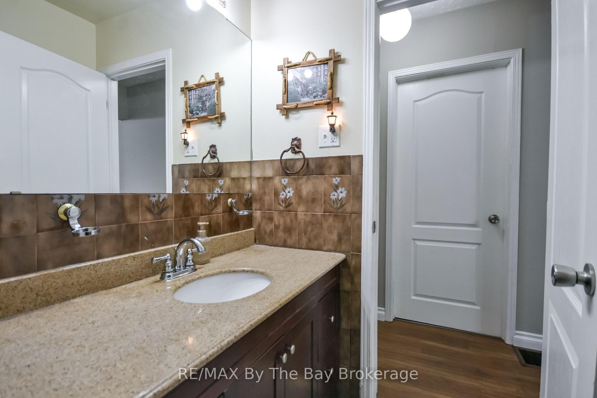 464 William Street photo 17