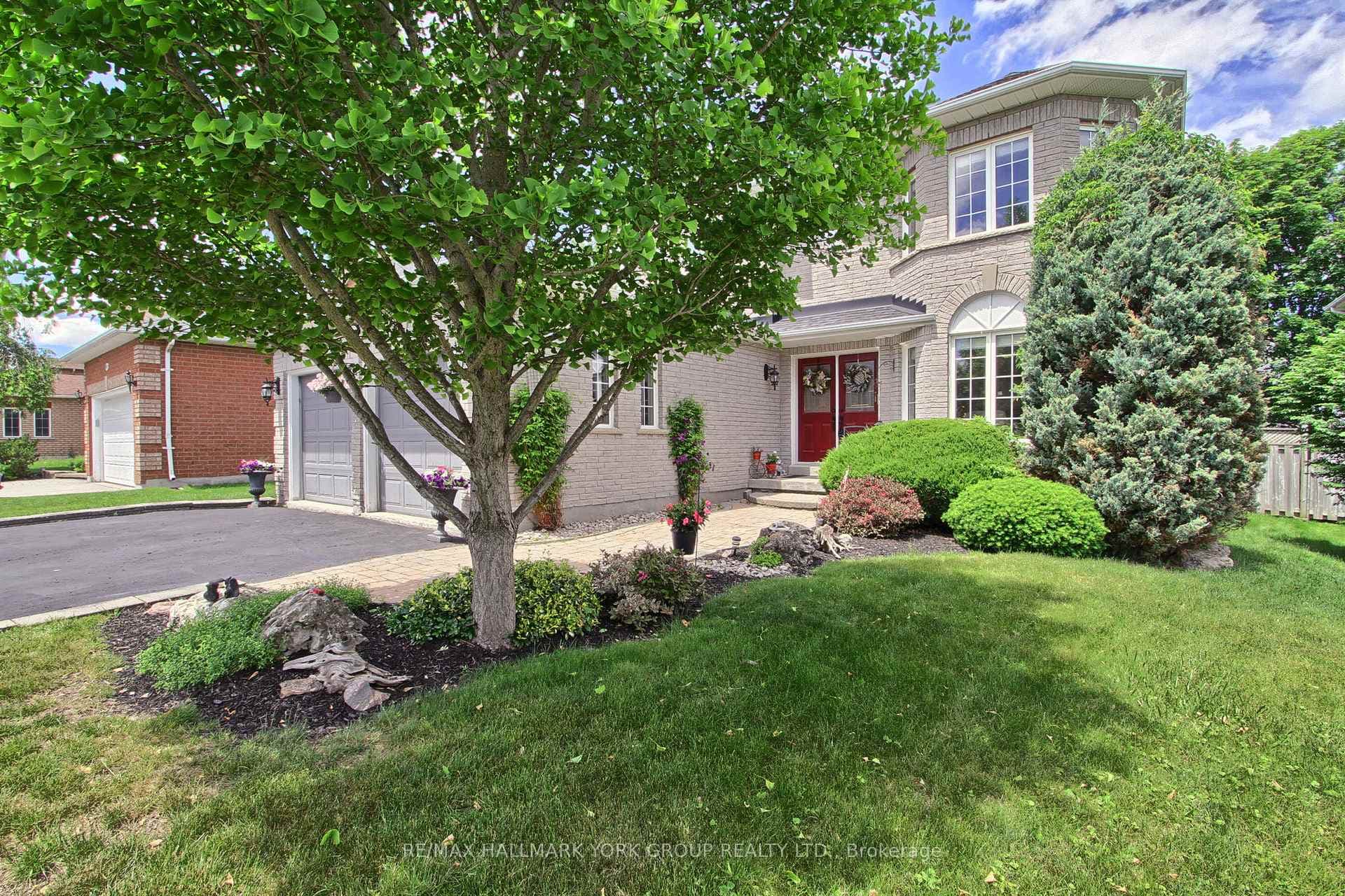 571 Goodyear Crescent photo 3