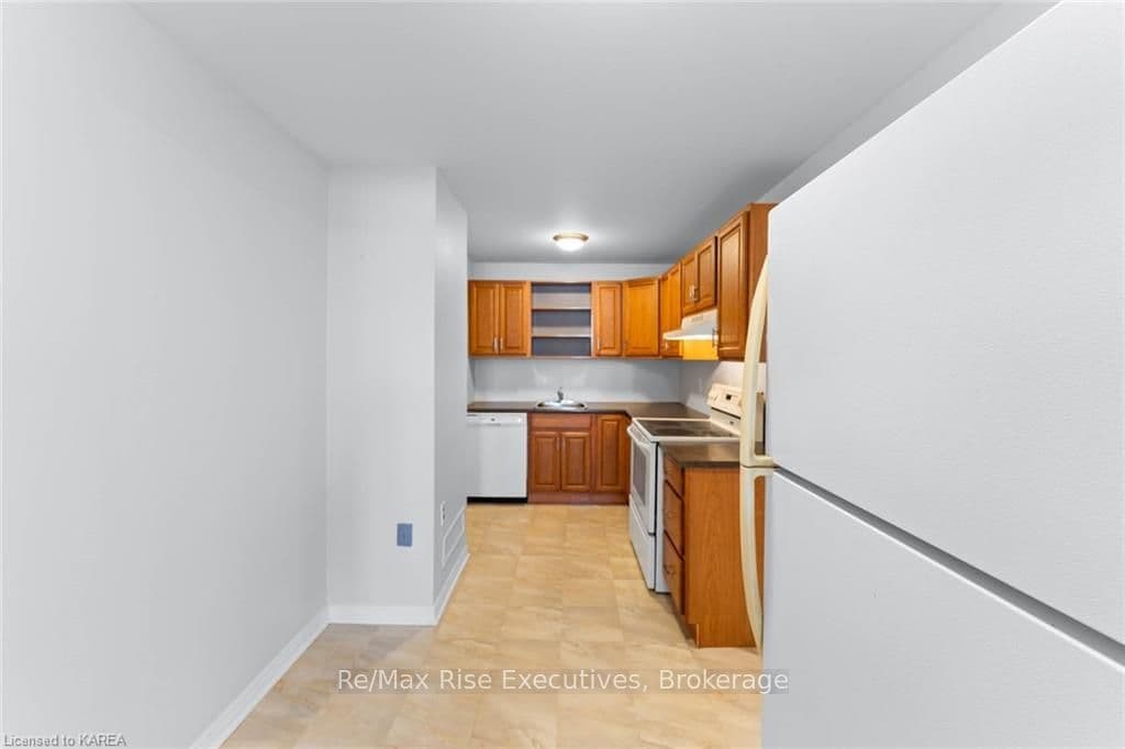 900 UXBRIDGE Crescent photo 18