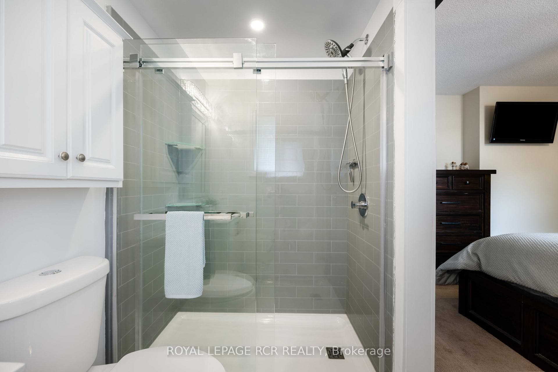 Heated ceramic floors & subway tile tub surround.