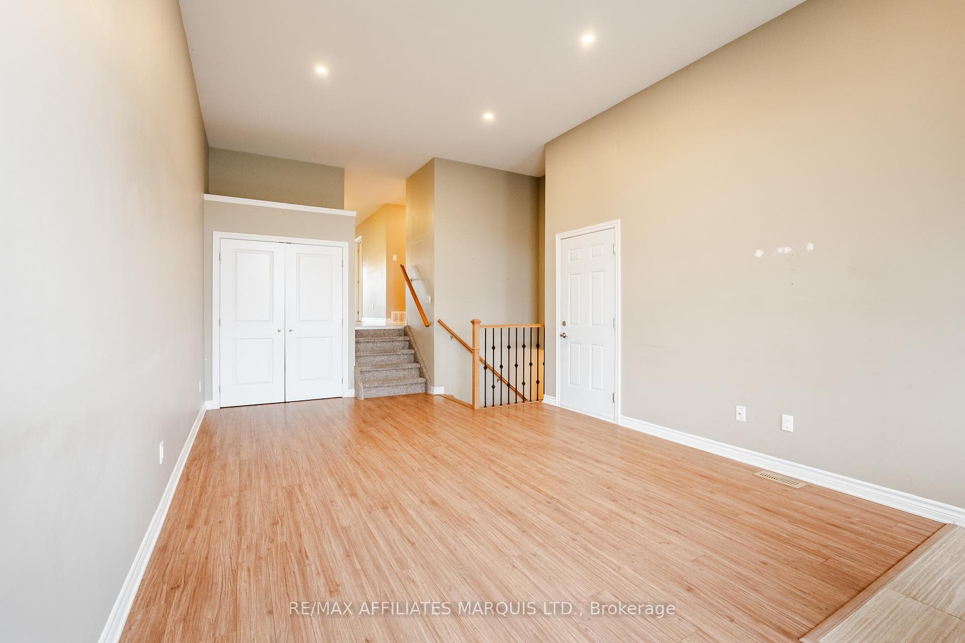 660 Hamilton Crescent photo 10