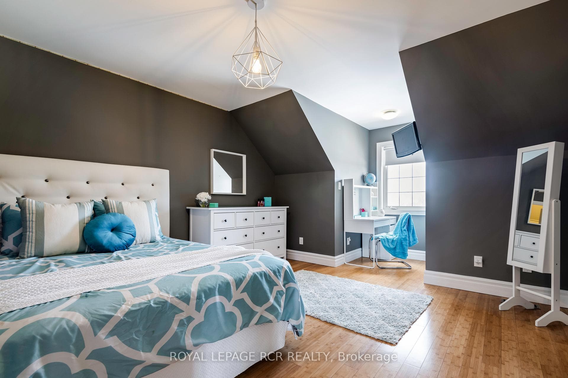 2nd bedroom