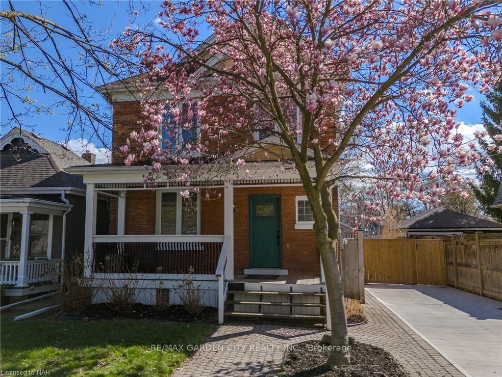 38 Maple Street photo 2