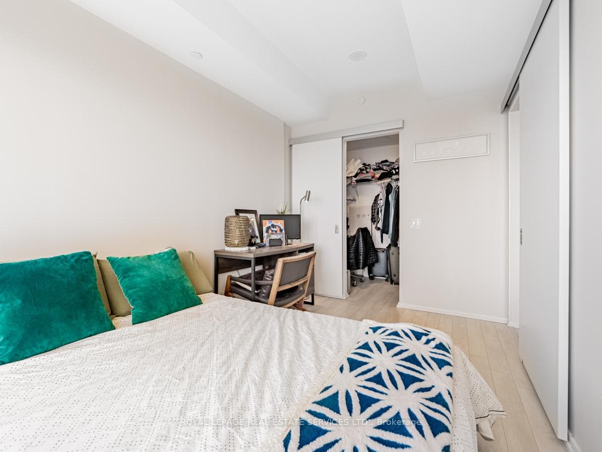 197 Yonge Street Unit 5807 photo 23