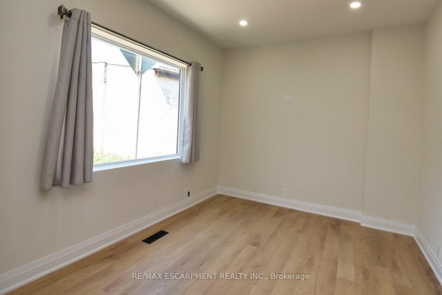 126 Evans Street photo 9