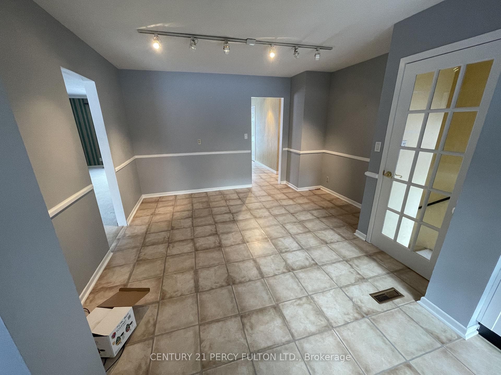 10208 Tenth Line photo 18