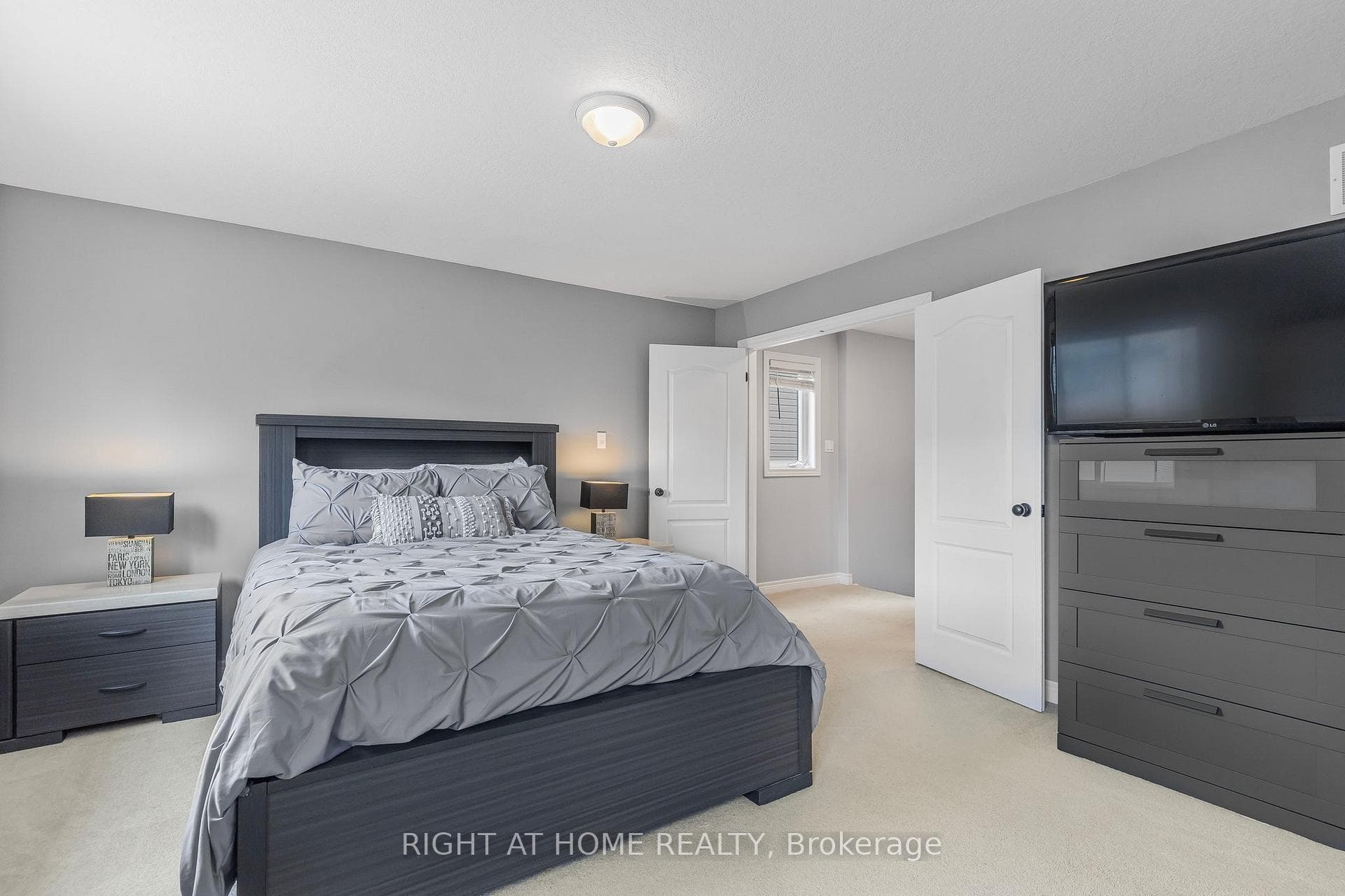 162 Banting Crescent photo 17