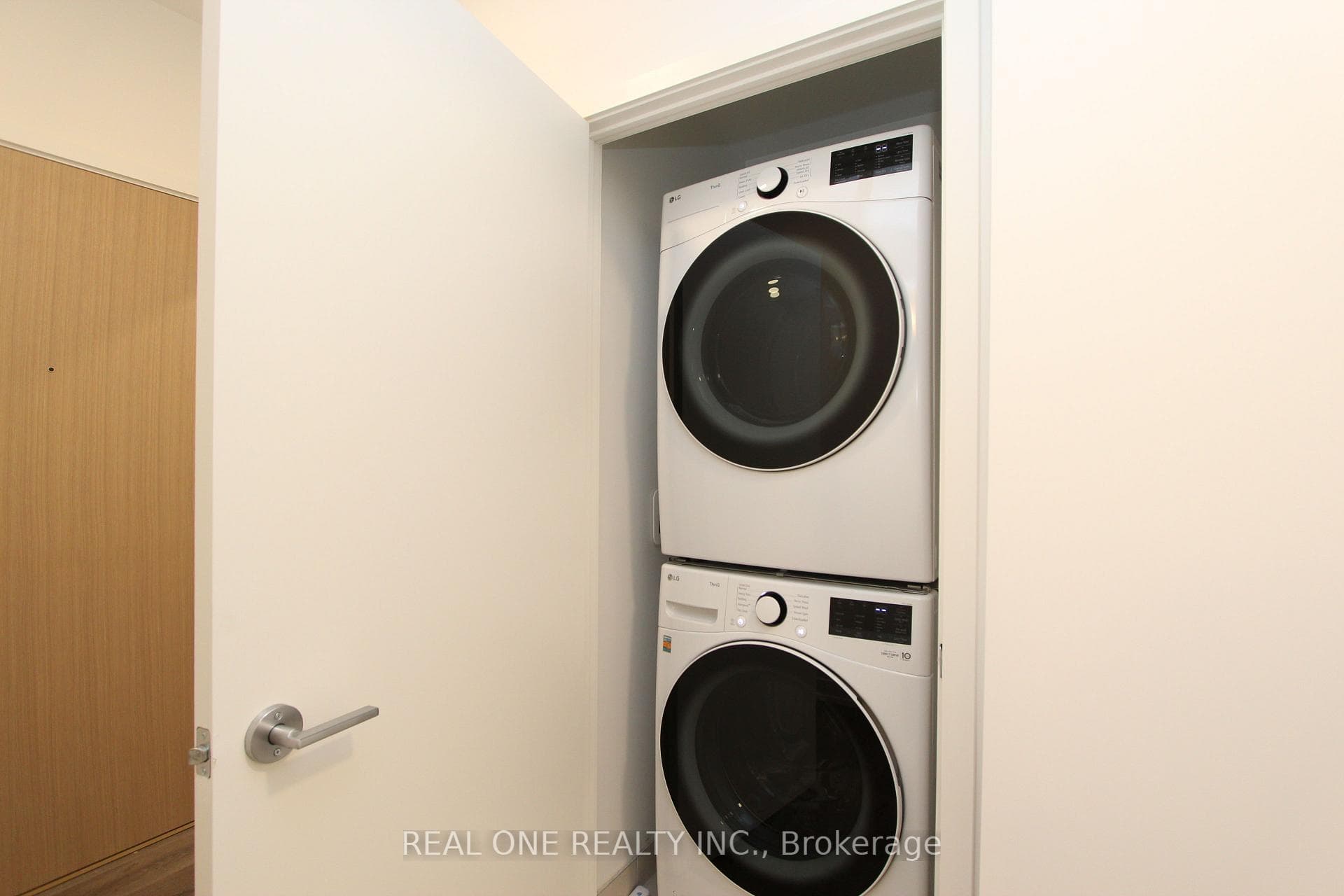 395 SQUARE ONE Drive Unit 2808 photo 16