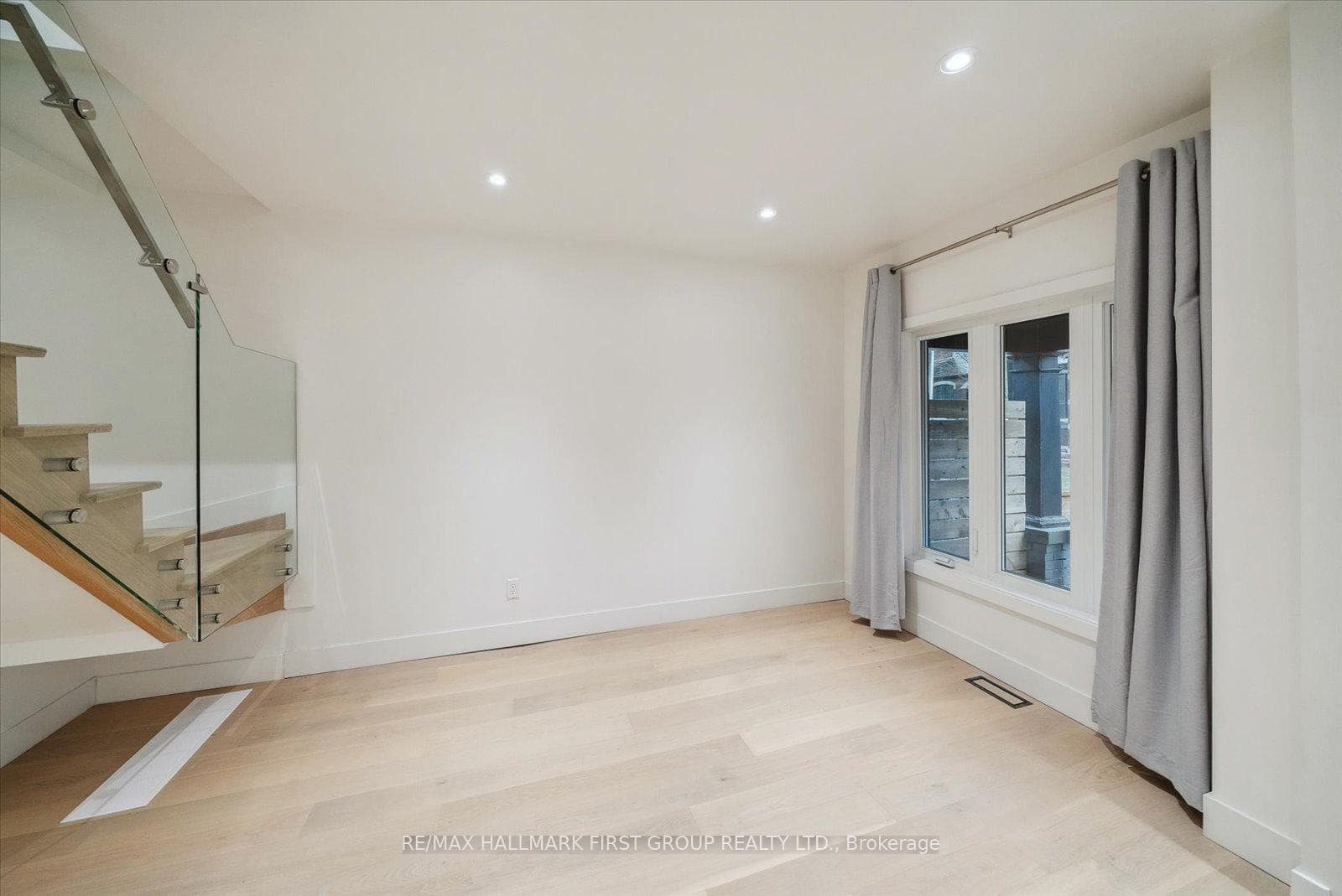 285 Rhodes Avenue Unit Upper photo 4
