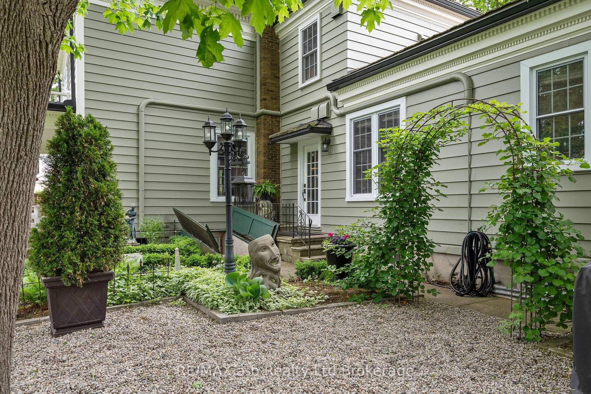 Side Entrance to Fenced Yard