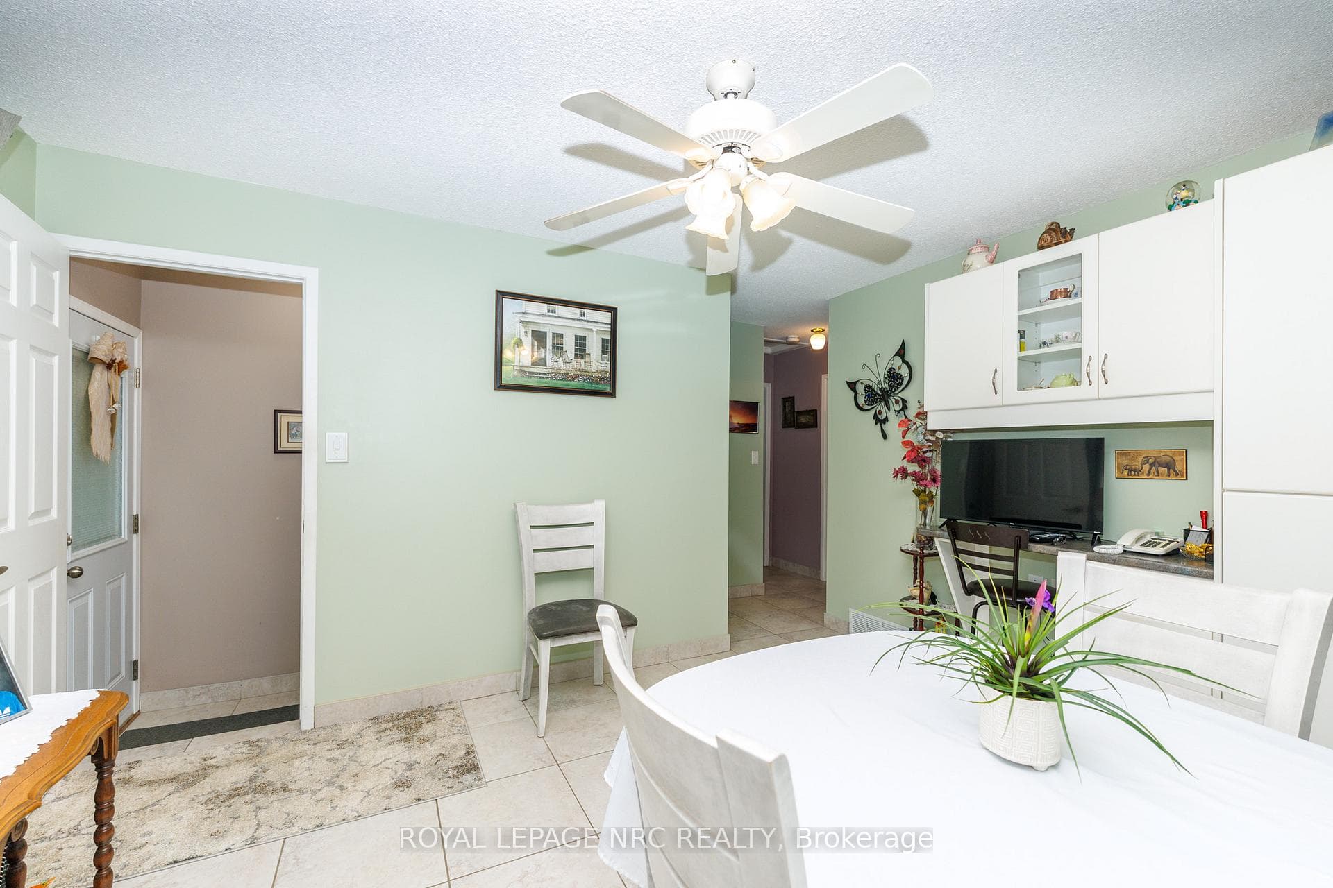 7564 REDHAVEN Crescent photo 12
