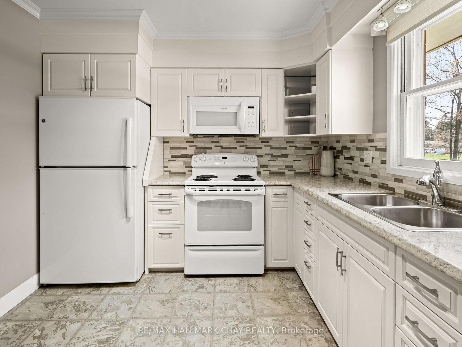 20393 Yonge Street photo 11