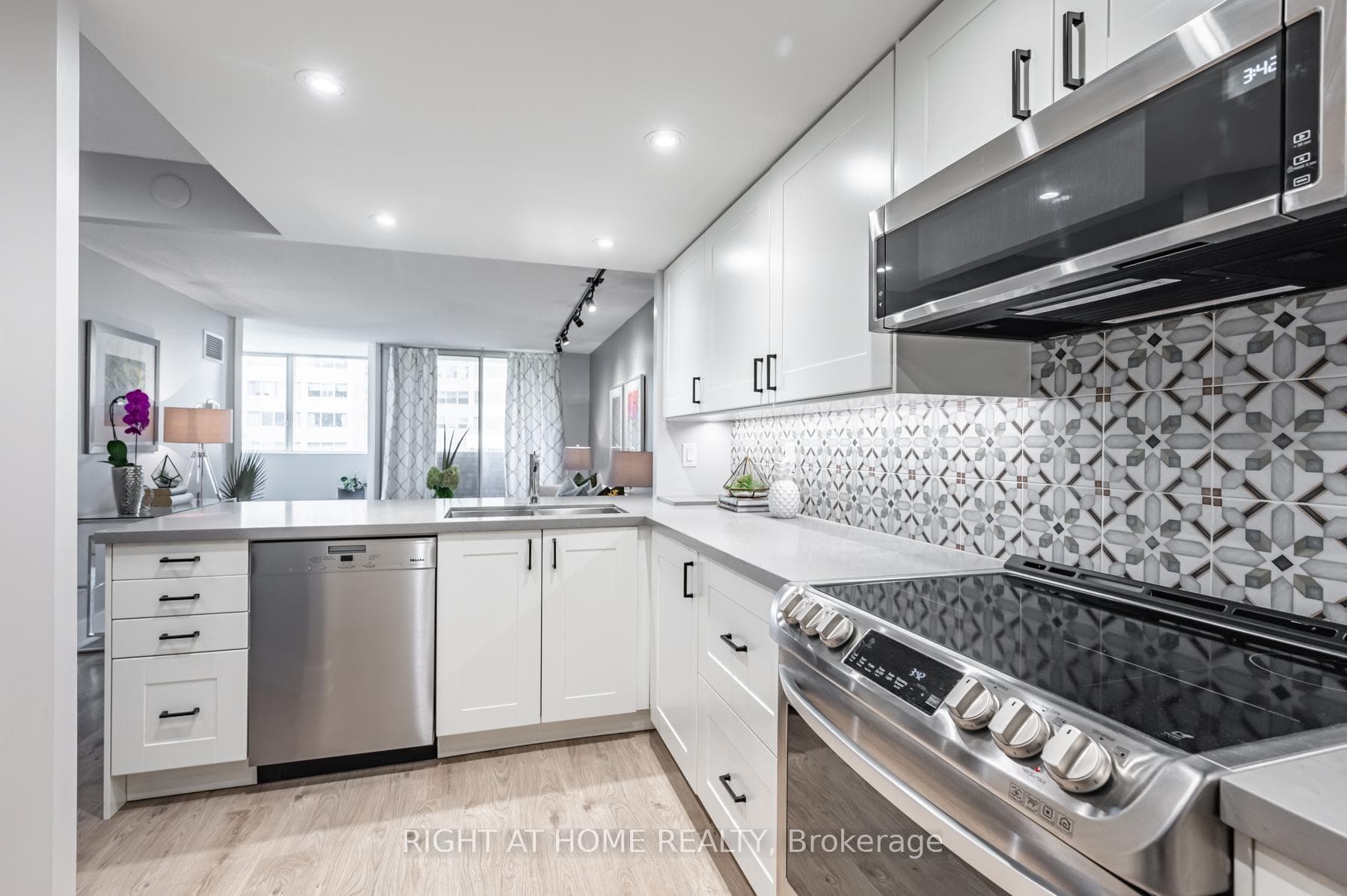 60 Homewood Avenue Unit 203 photo 9