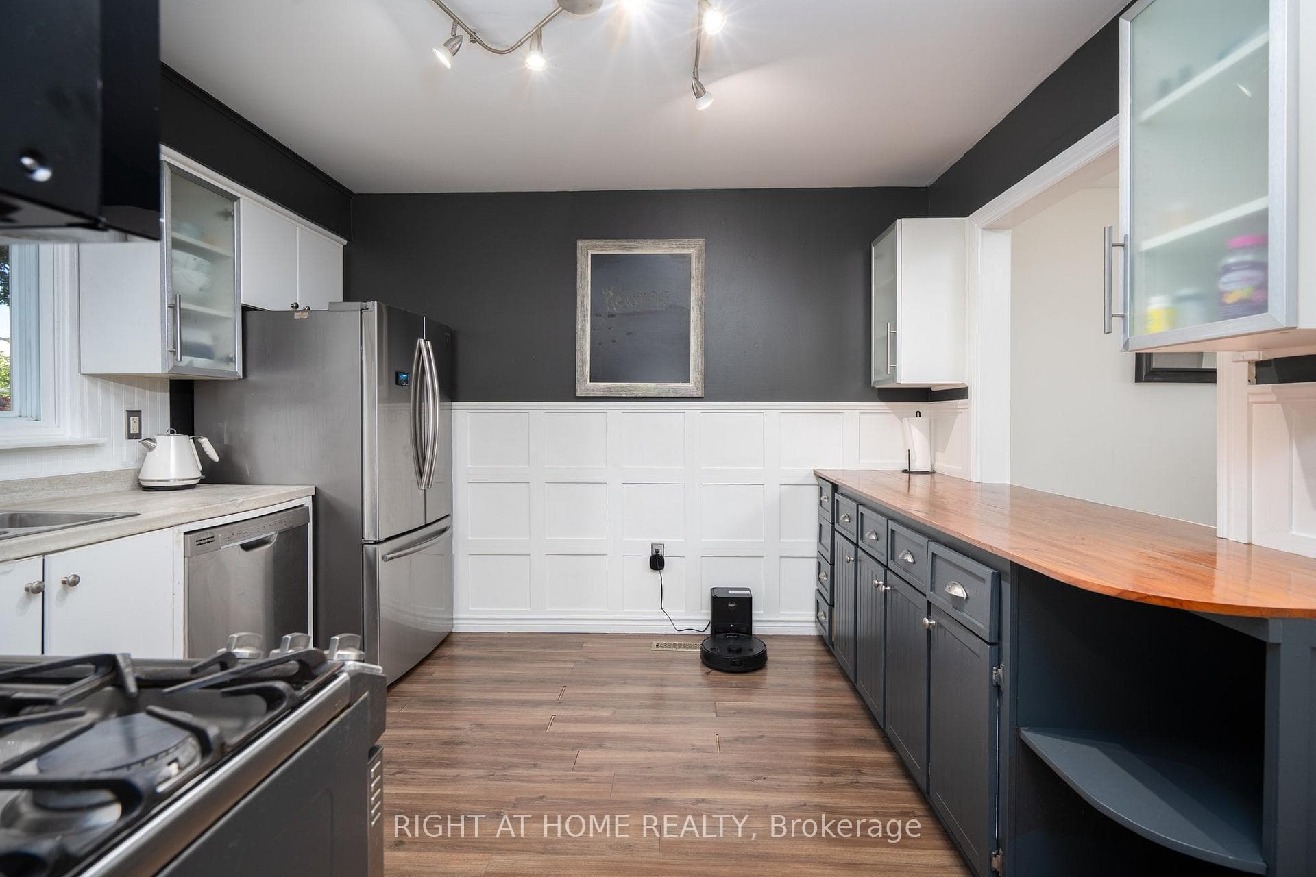 1306 Fenelon Crescent photo 4