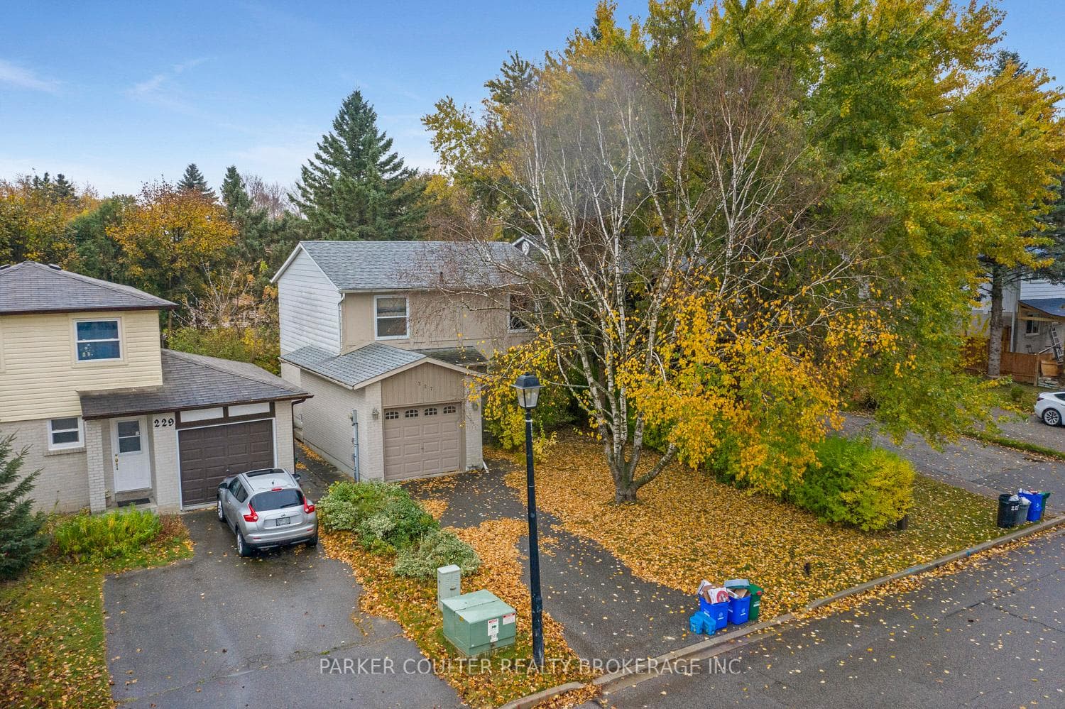 227 Thoms Crescent photo 1
