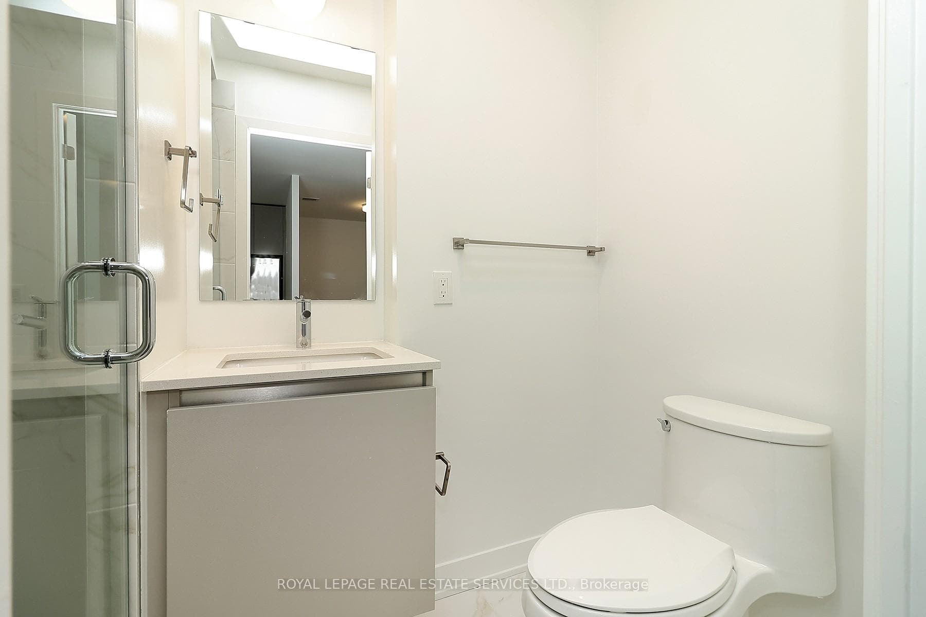 395 Dundas Street Unit 323 photo 21