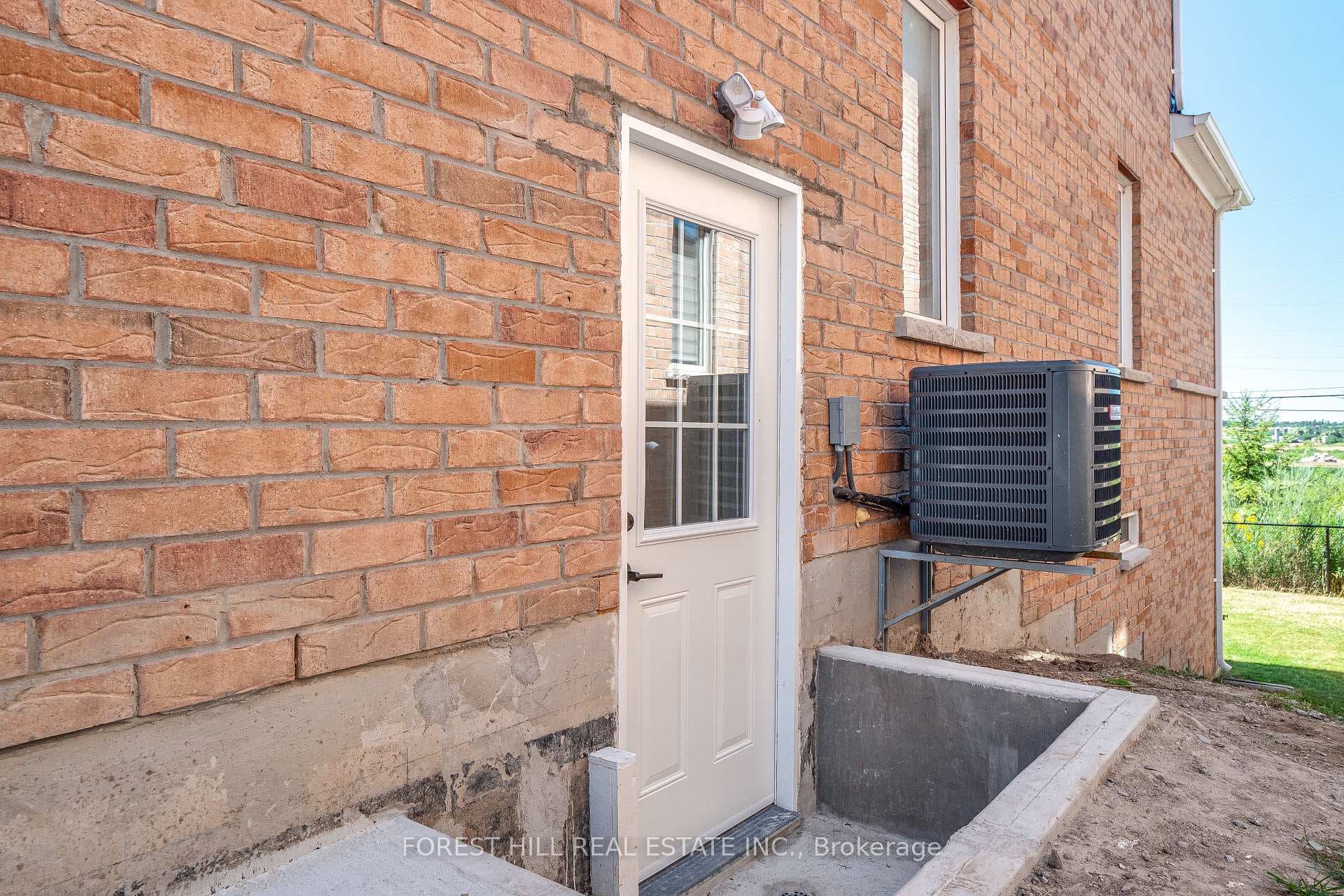 187 Armstrong Crescent photo 37