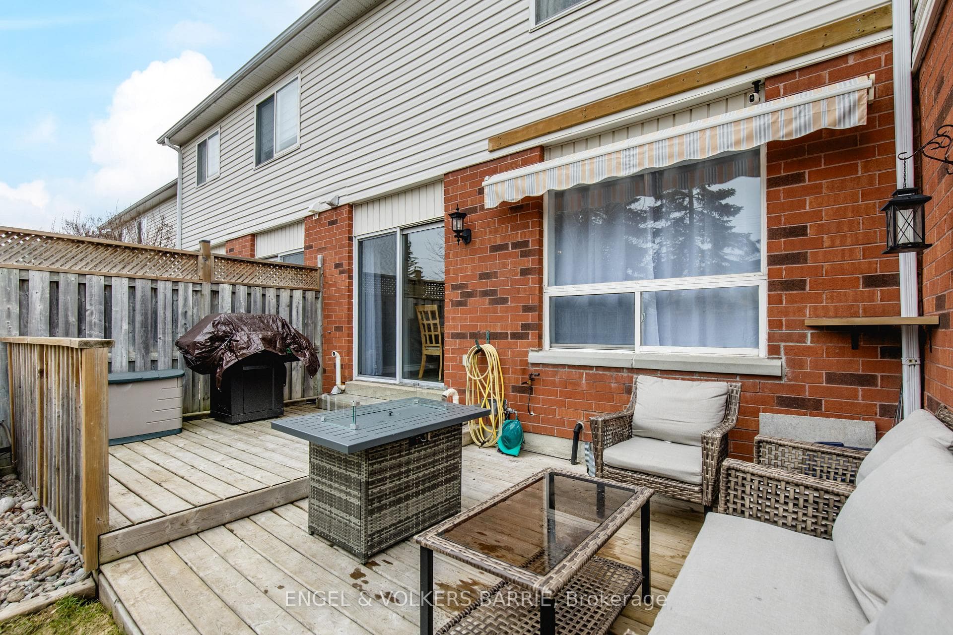154 PICKETT Crescent photo 42