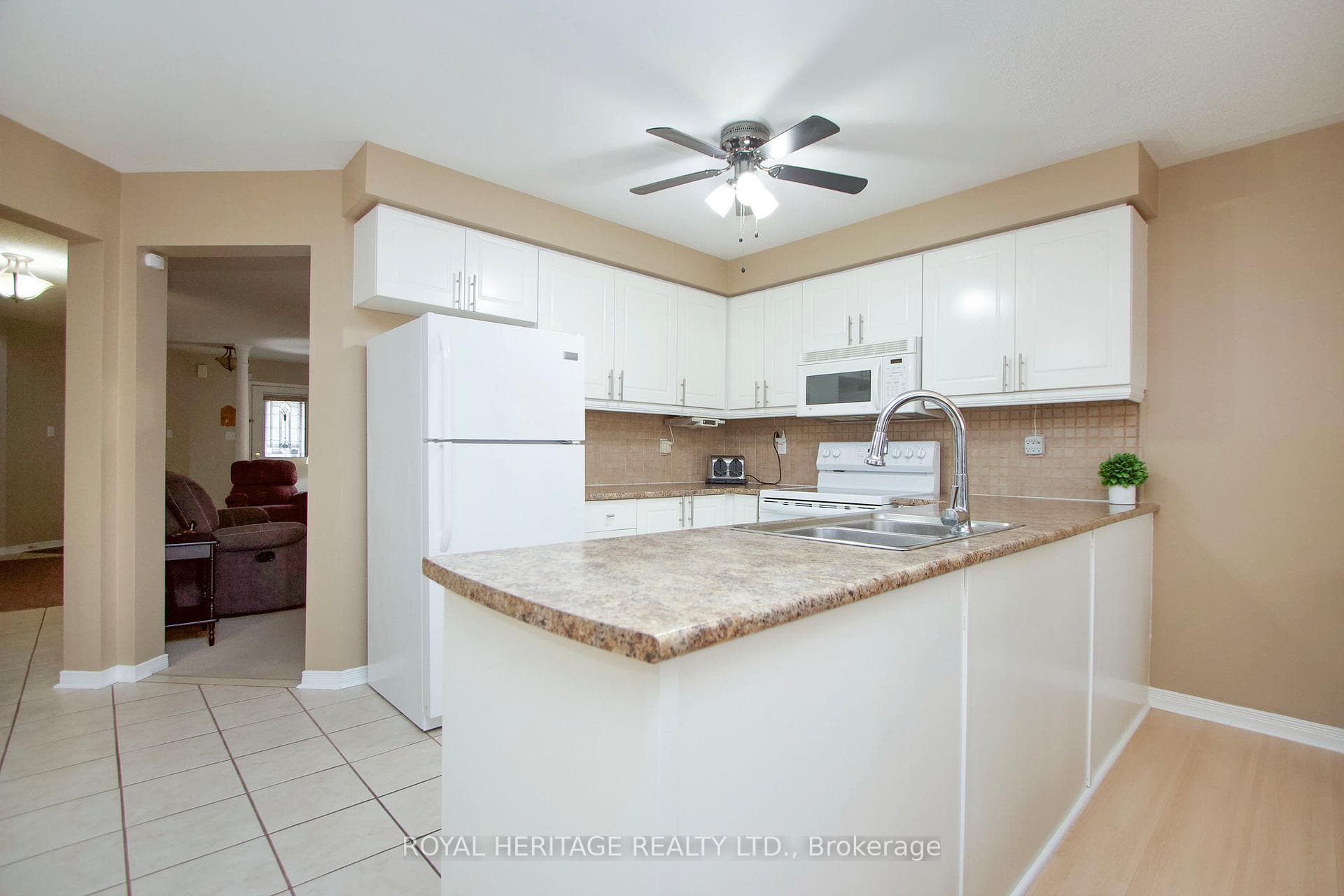 92 Booth Crescent photo 7