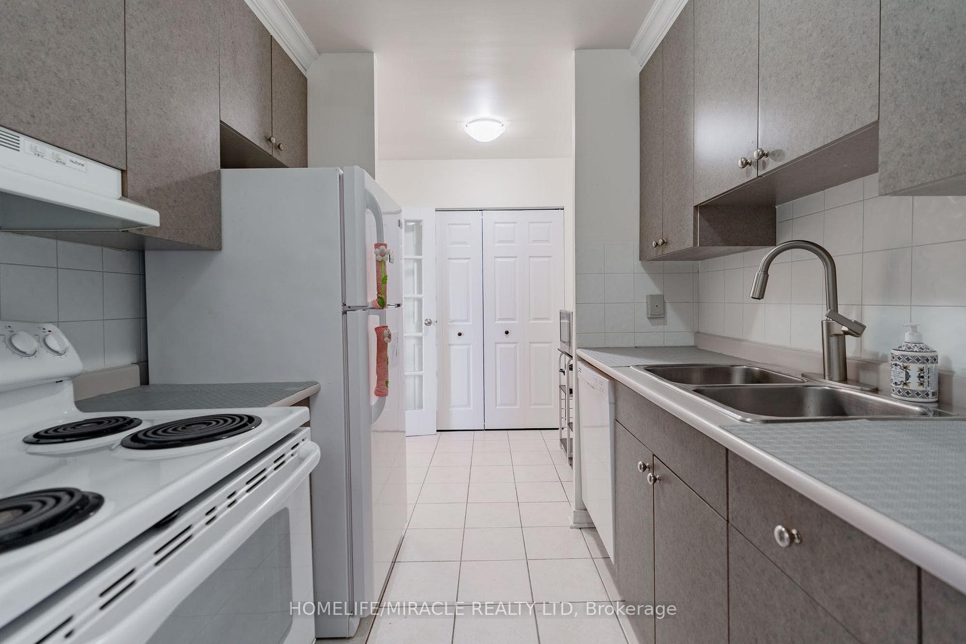 3025 Queen Frederica Drive Unit 807 photo 9