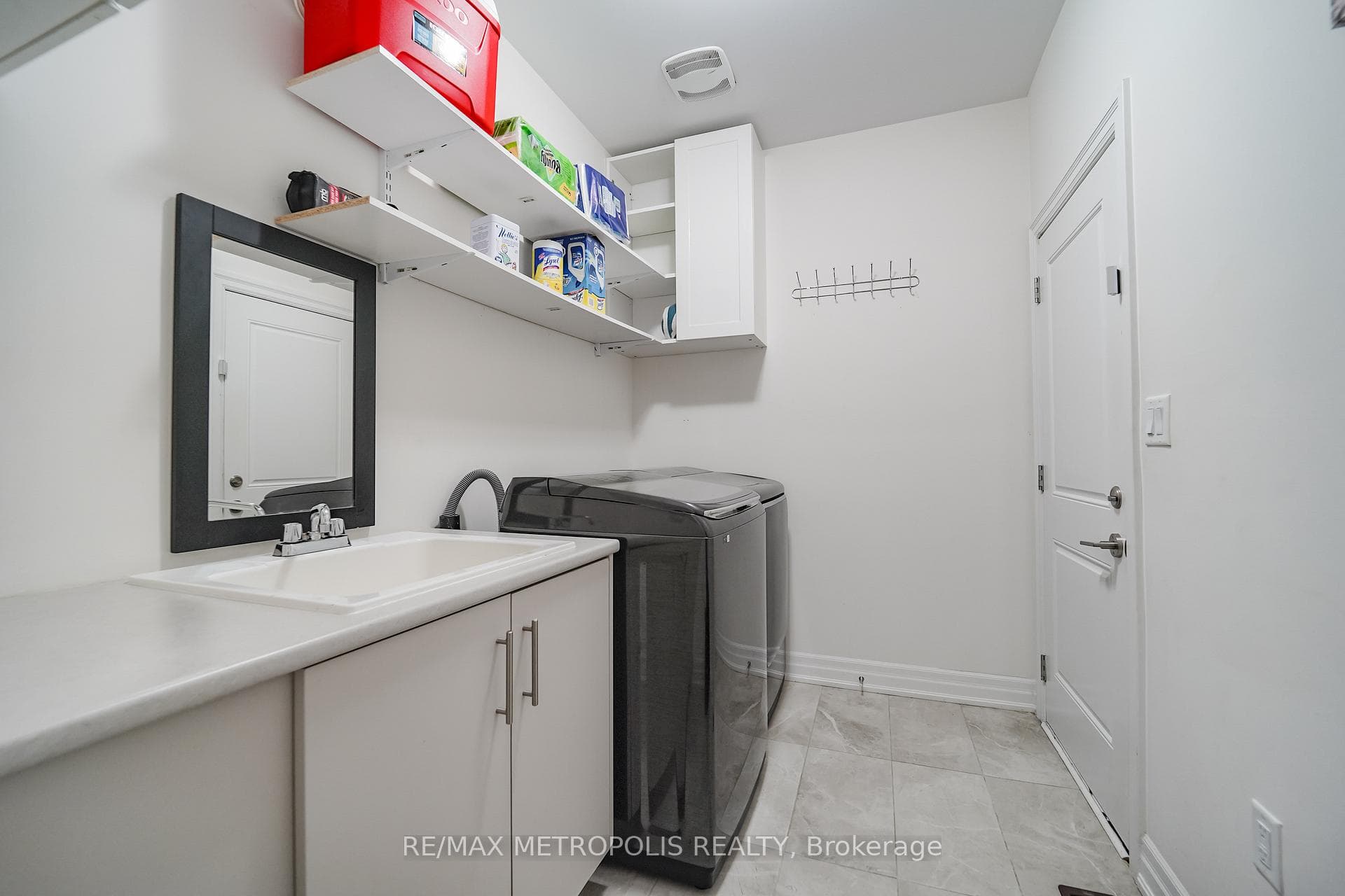 98 Laing Drive photo 27