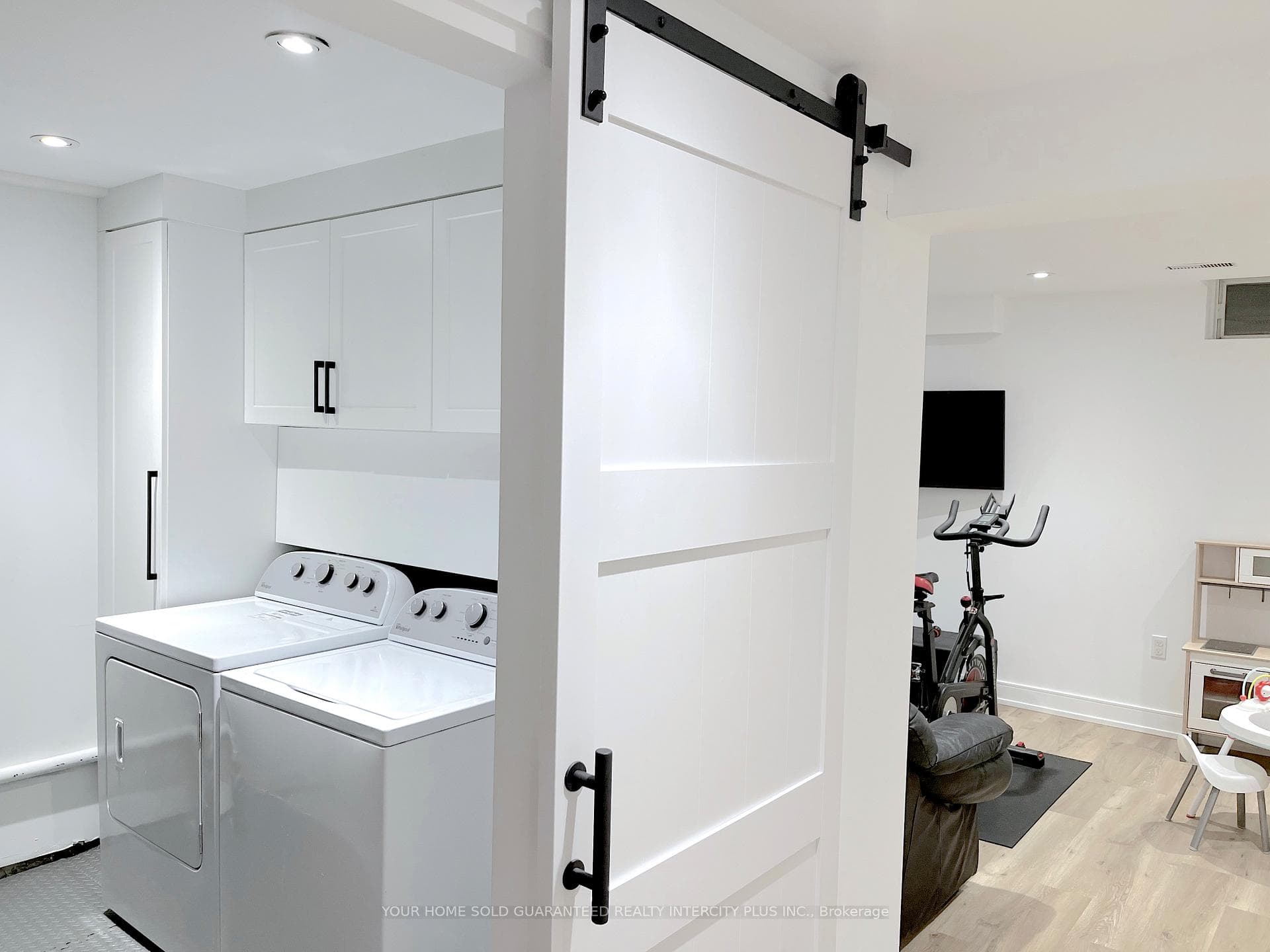 8 Crestbank Court photo 32