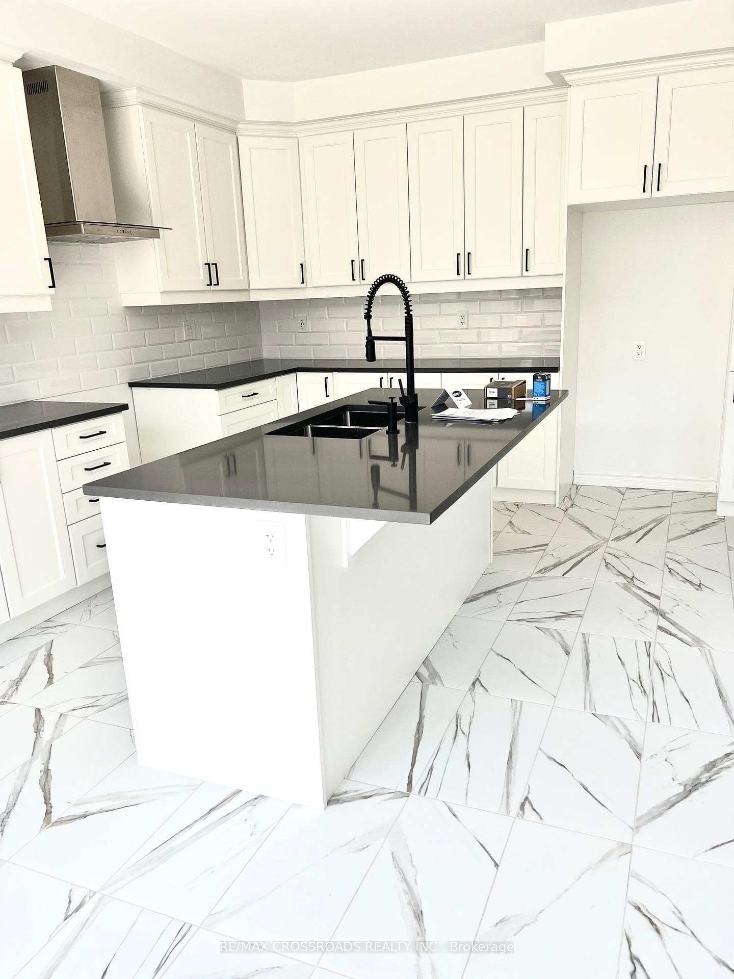 1421 Mockingbird Square photo 13