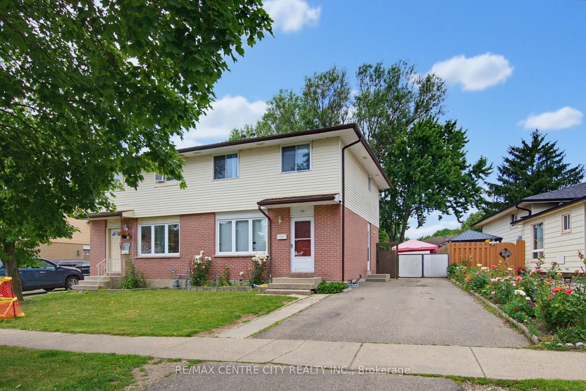 581 Deveron Crescent photo 3