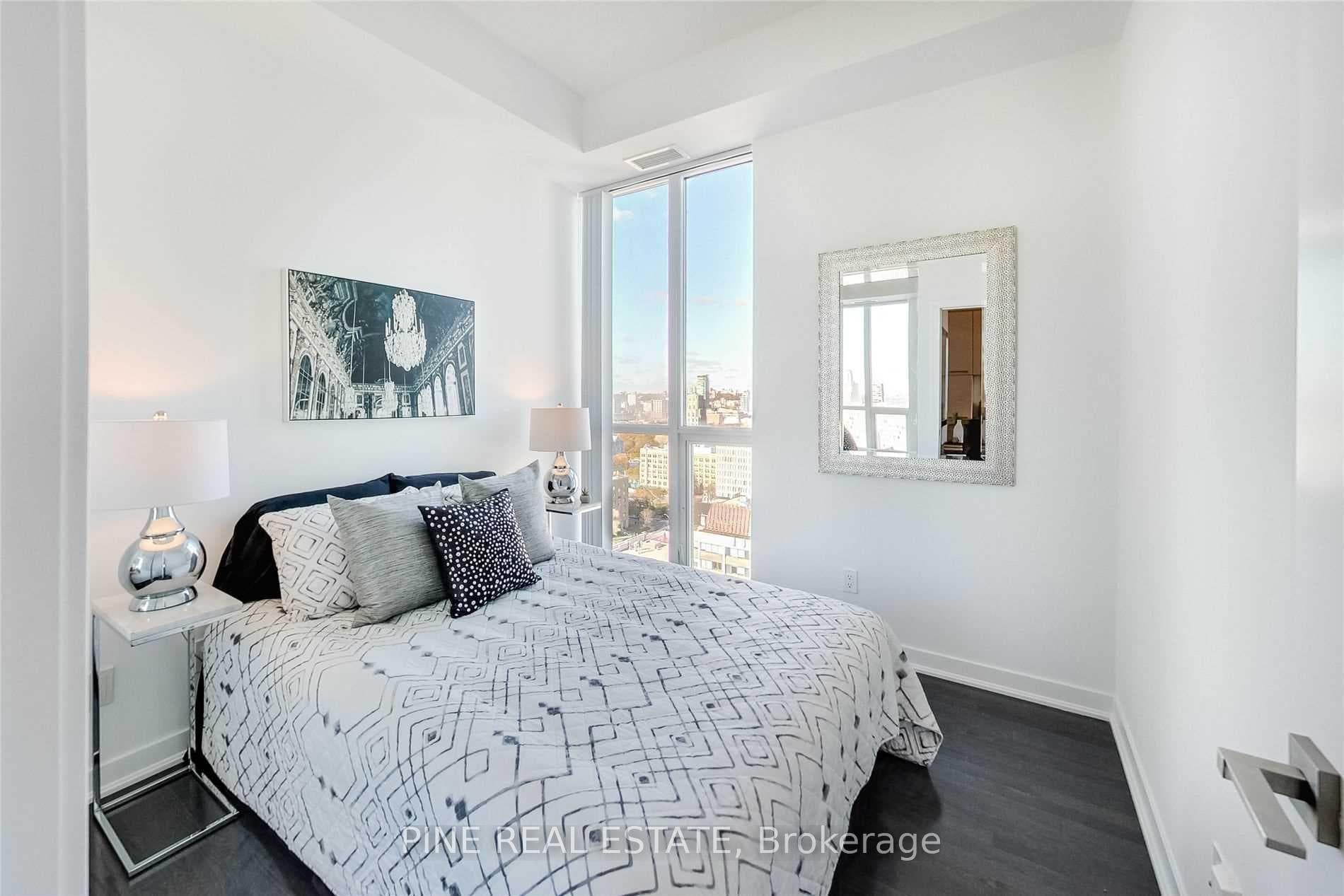 Or Secondary Bedroom w/ Larger Double/Queen Bed