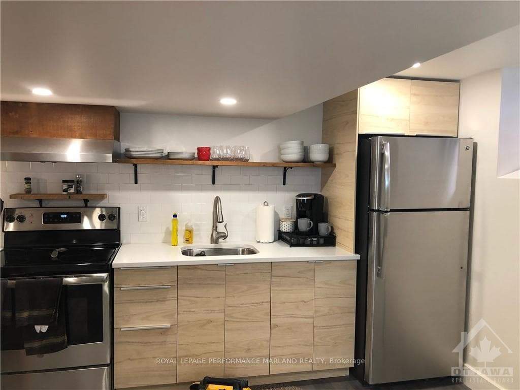 569 O'CONNOR Street Unit 3 photo 2