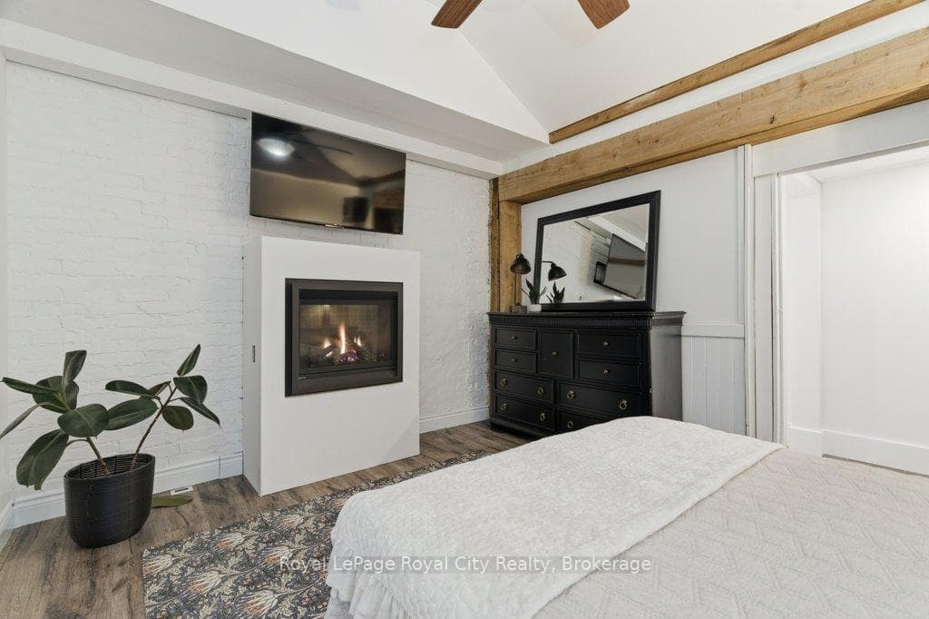 554 Woolwich Street photo 28