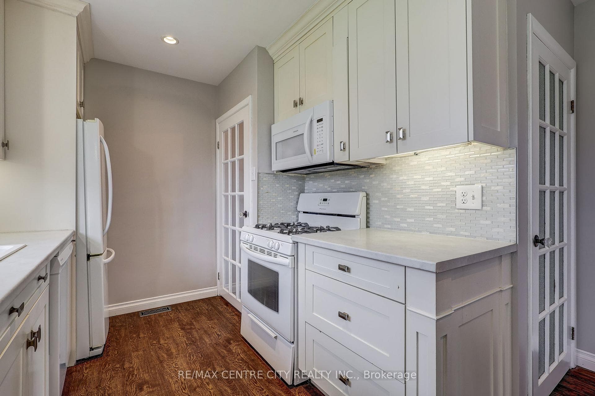 784 Elm Street photo 16