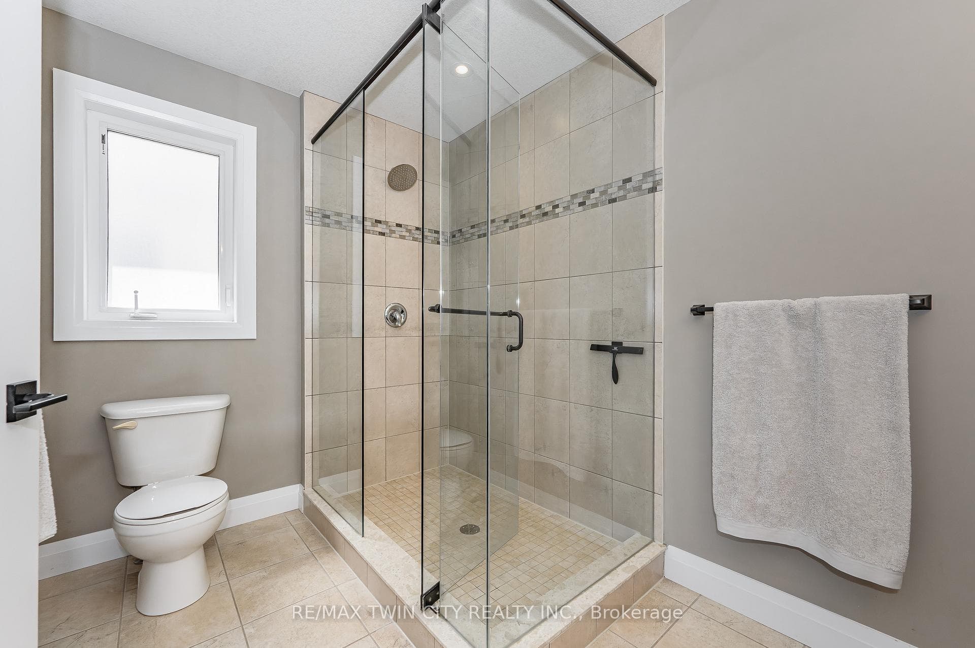 568 Netherwood Crescent photo 18