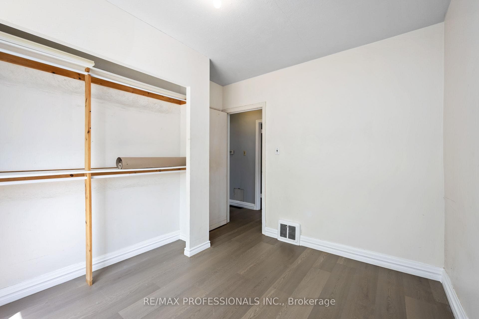 34 Dixon Road photo 17