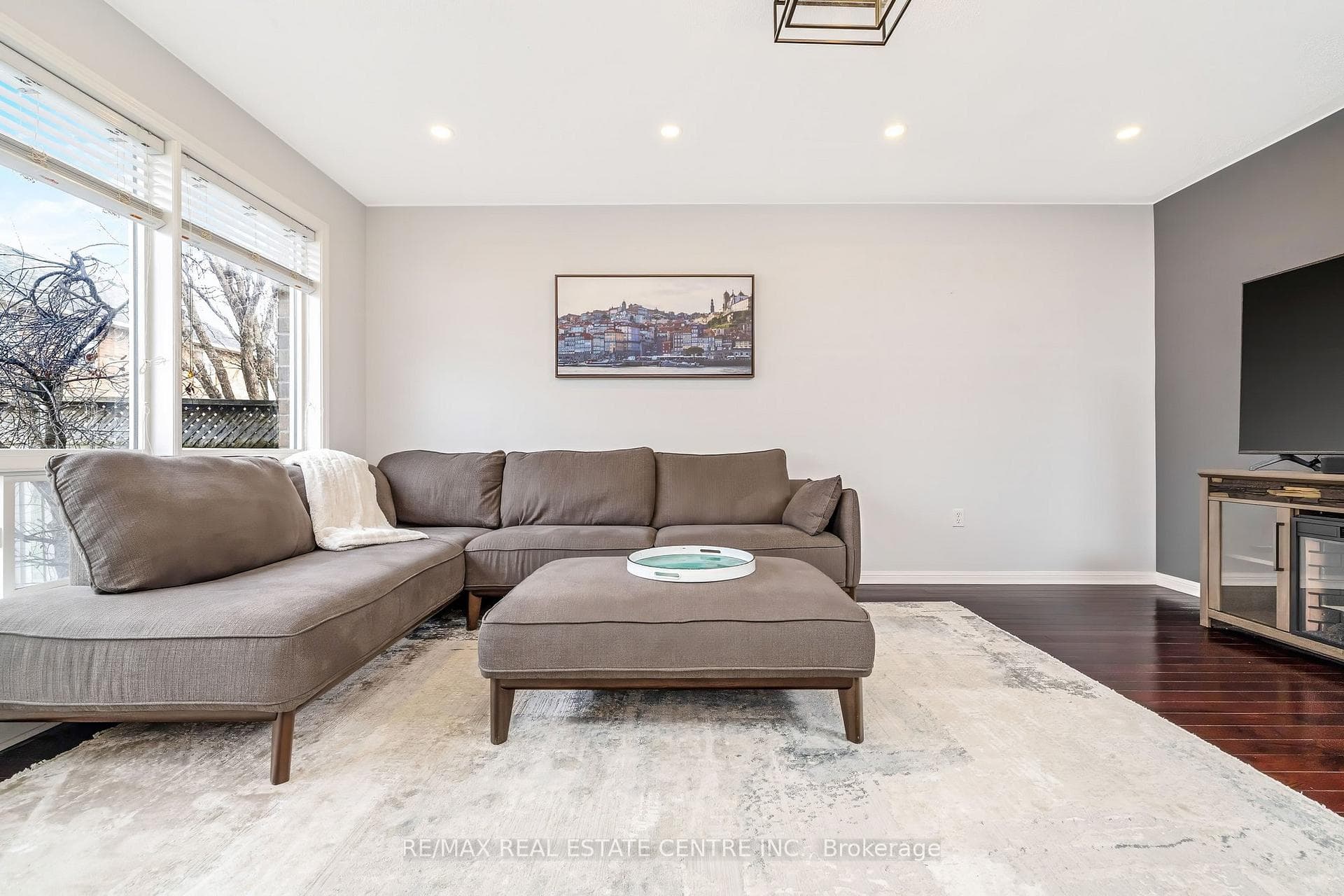 1617 Cartwright Crescent photo 8