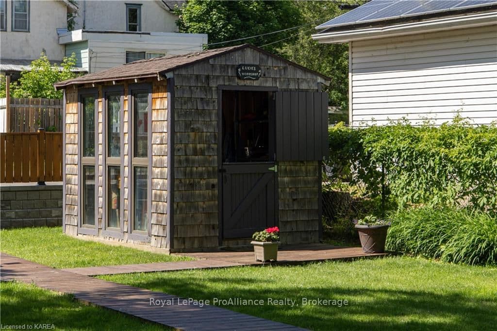 176 WELLINGTON Street photo 35