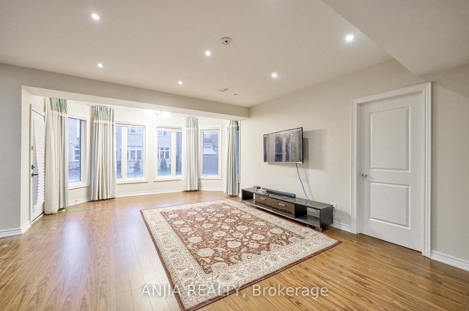 21 Royal West Road photo 7