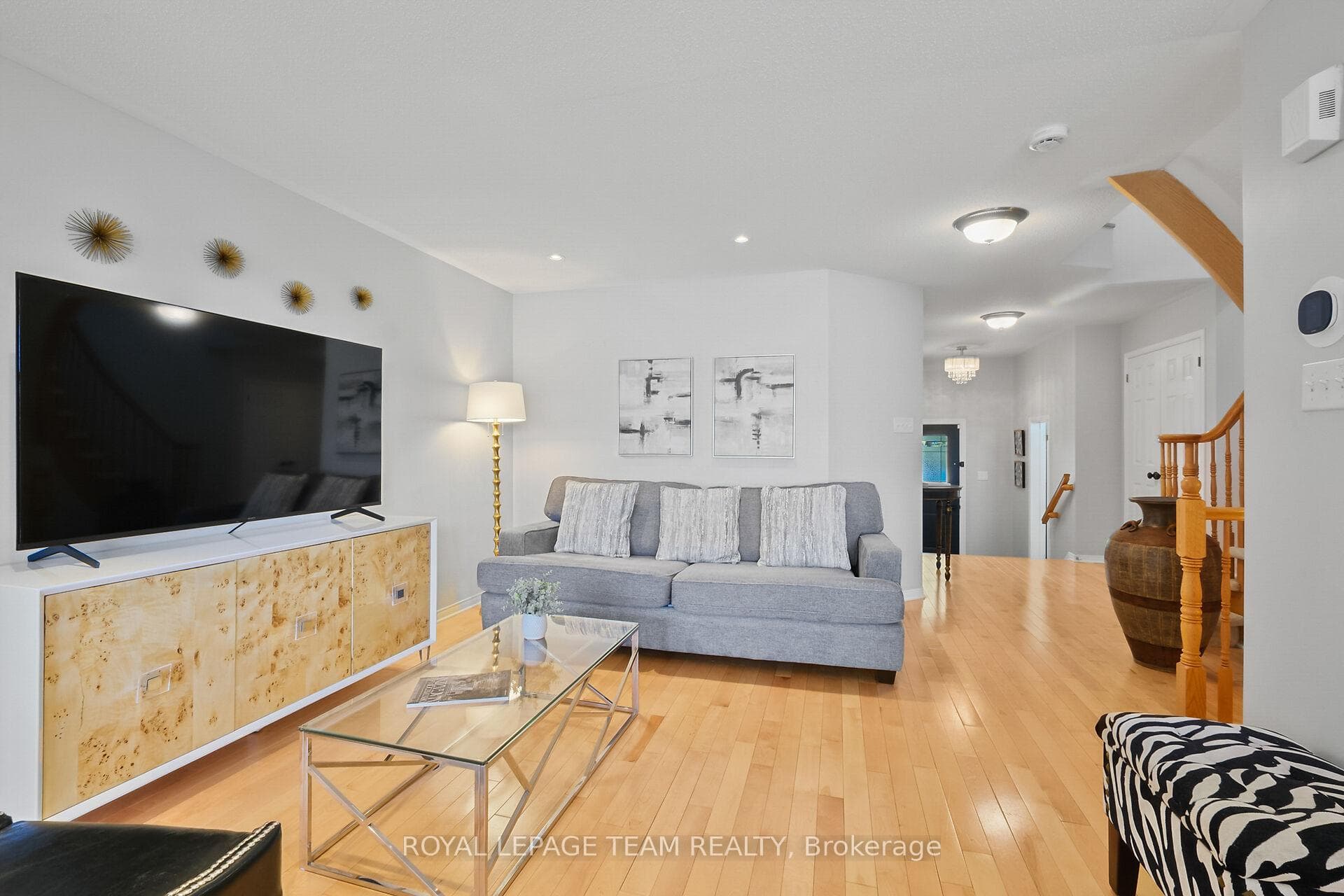 2072 Dunollie Crescent photo 11