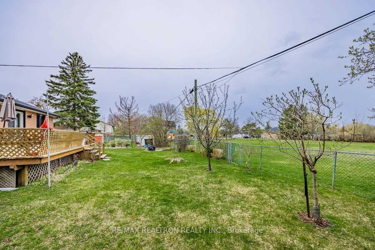 209 Martha Crescent photo 22