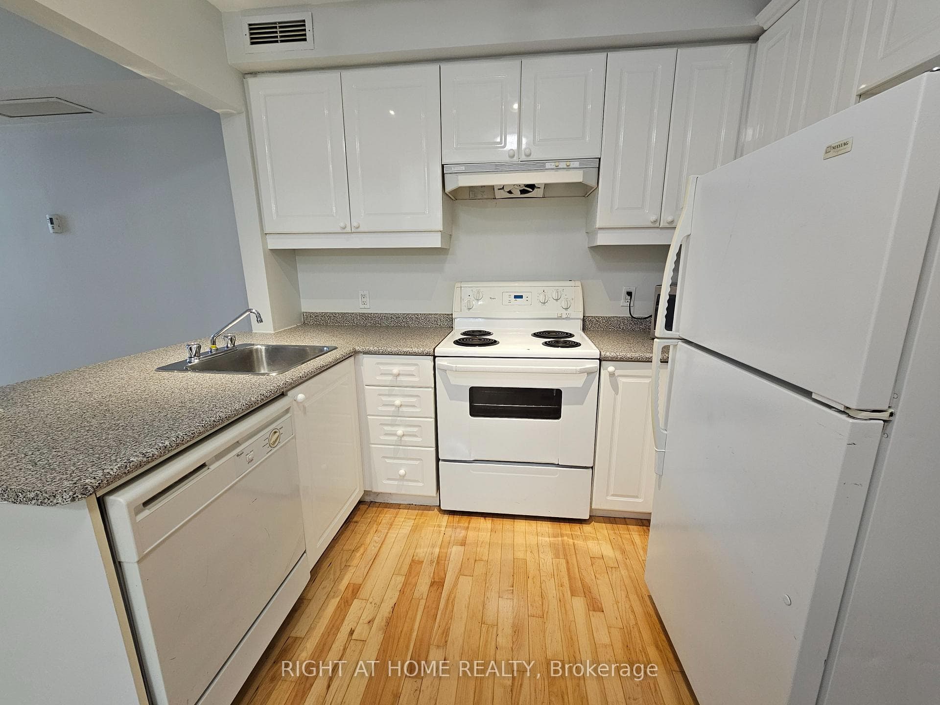 524 Yonge Street Unit 201 photo 3