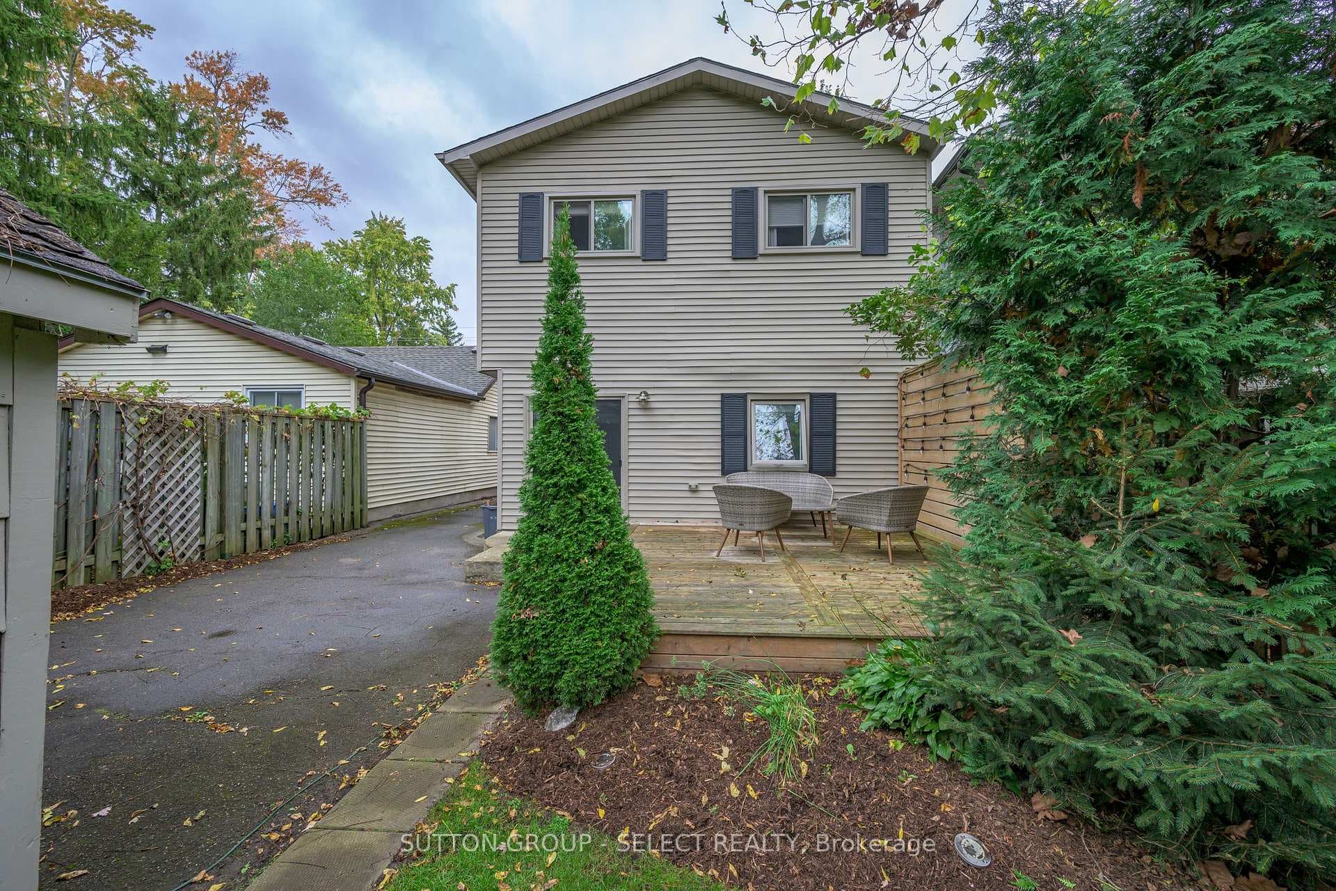 943 Colborne Street photo 34