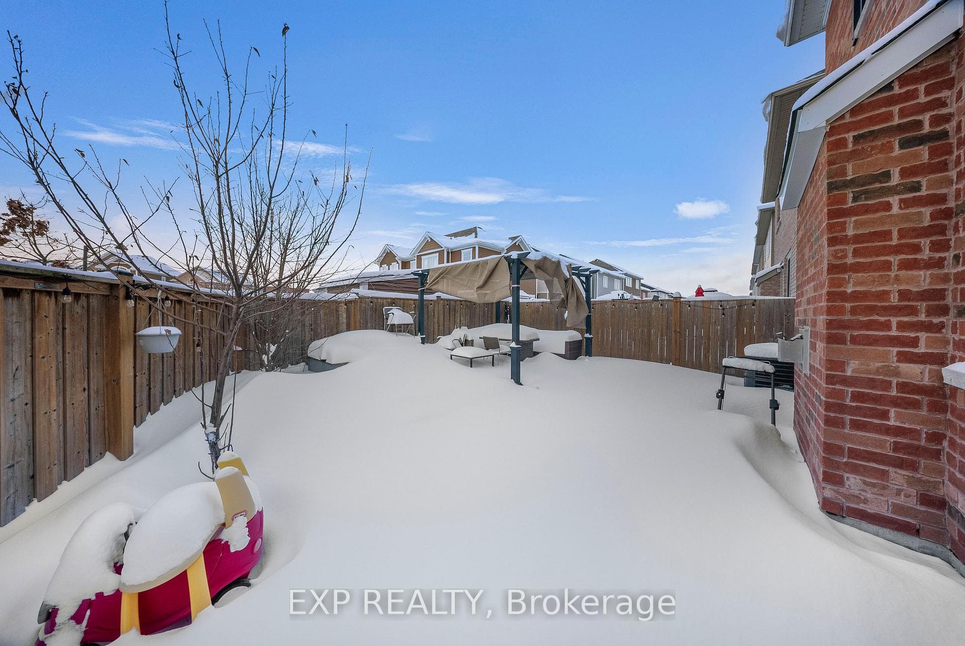 203 Grovehill Crescent photo 37