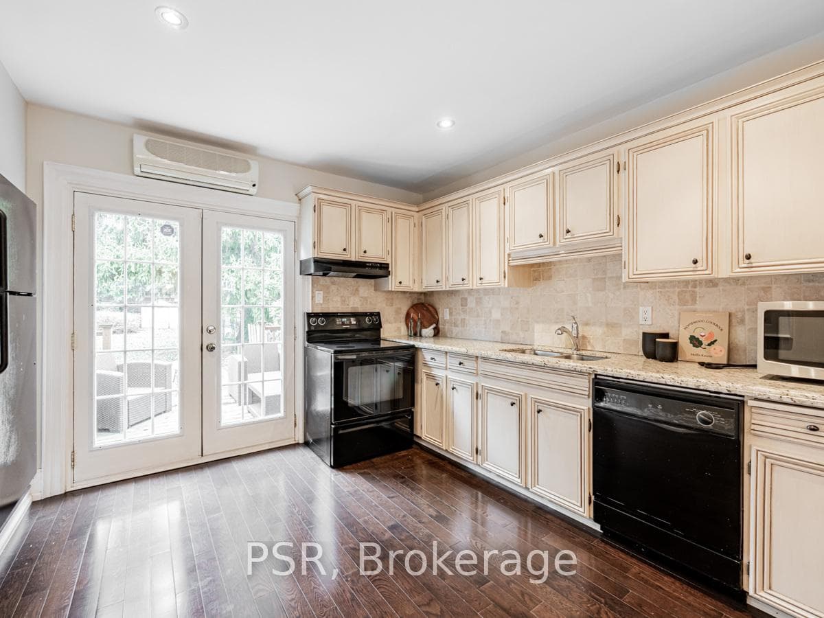 478 Merton Street photo 12