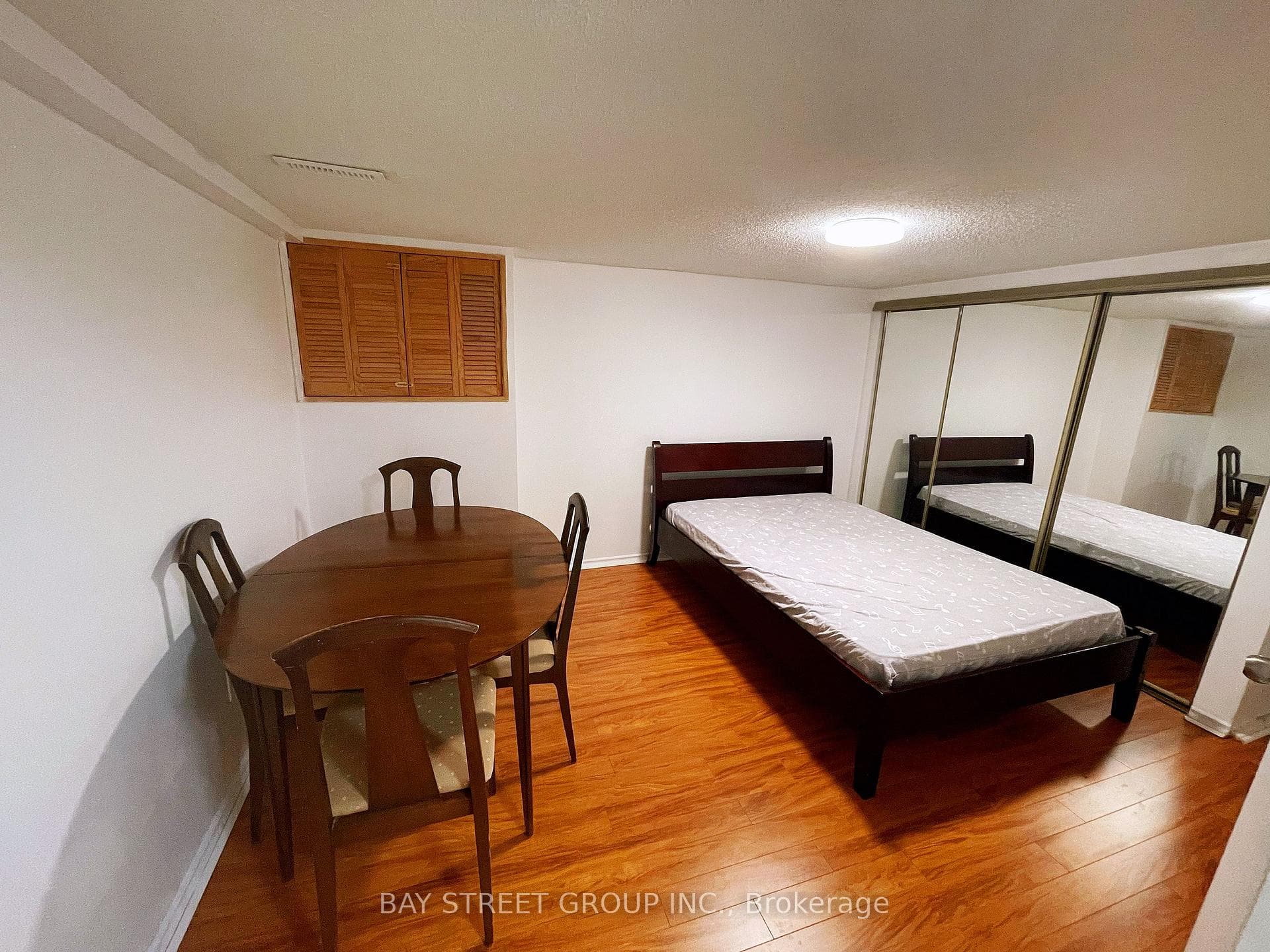 197 Goldhawk Street Unit Bsmt photo 8