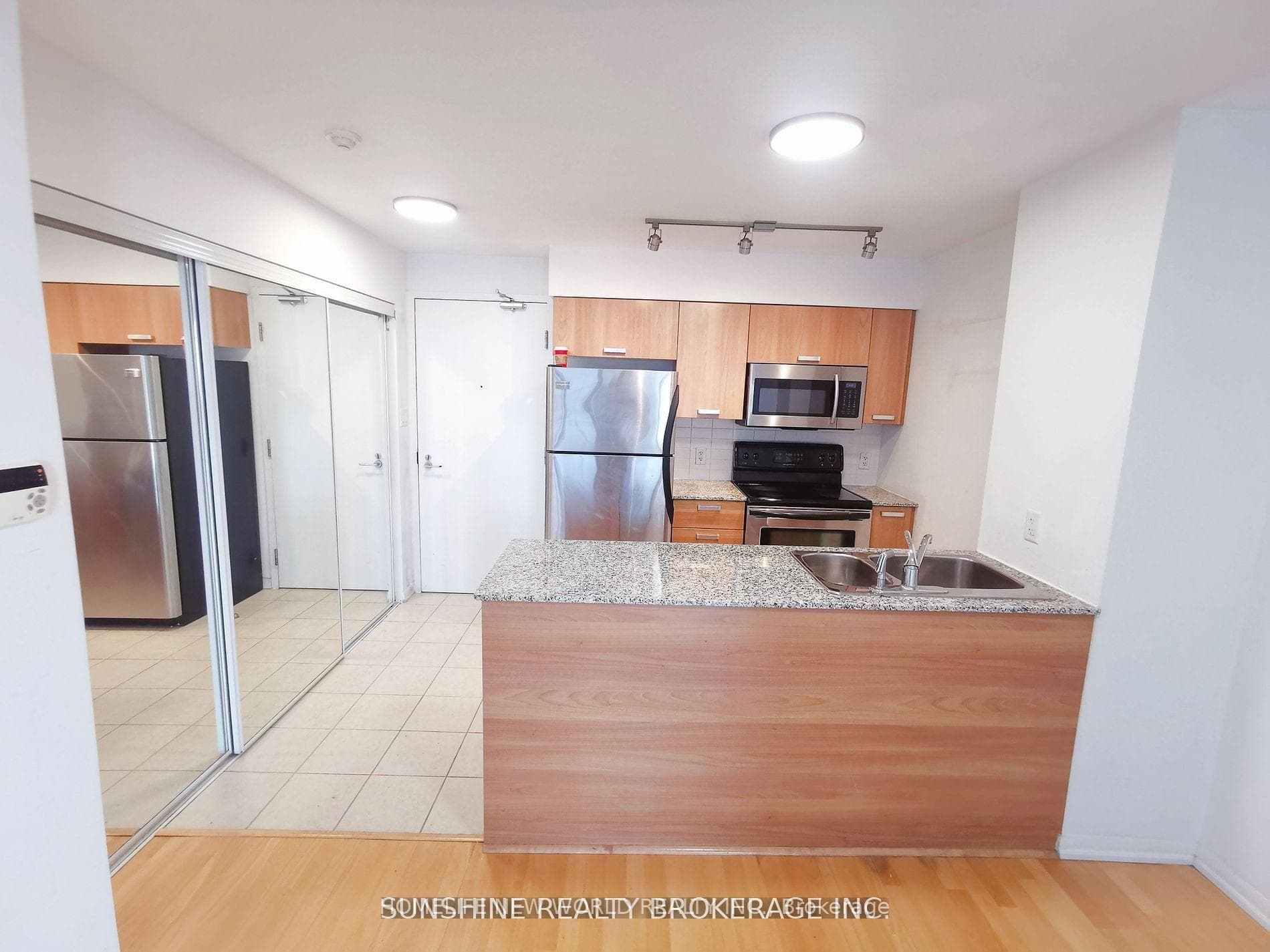 37 Grosvenor Street Unit 3308 photo 9