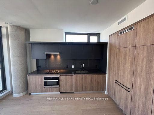 81 WELLESLEY Street Unit 1807 photo 1